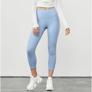 Alo Yoga HIGH-WAIST AIRBRUSH CAPRI - Blue Skies